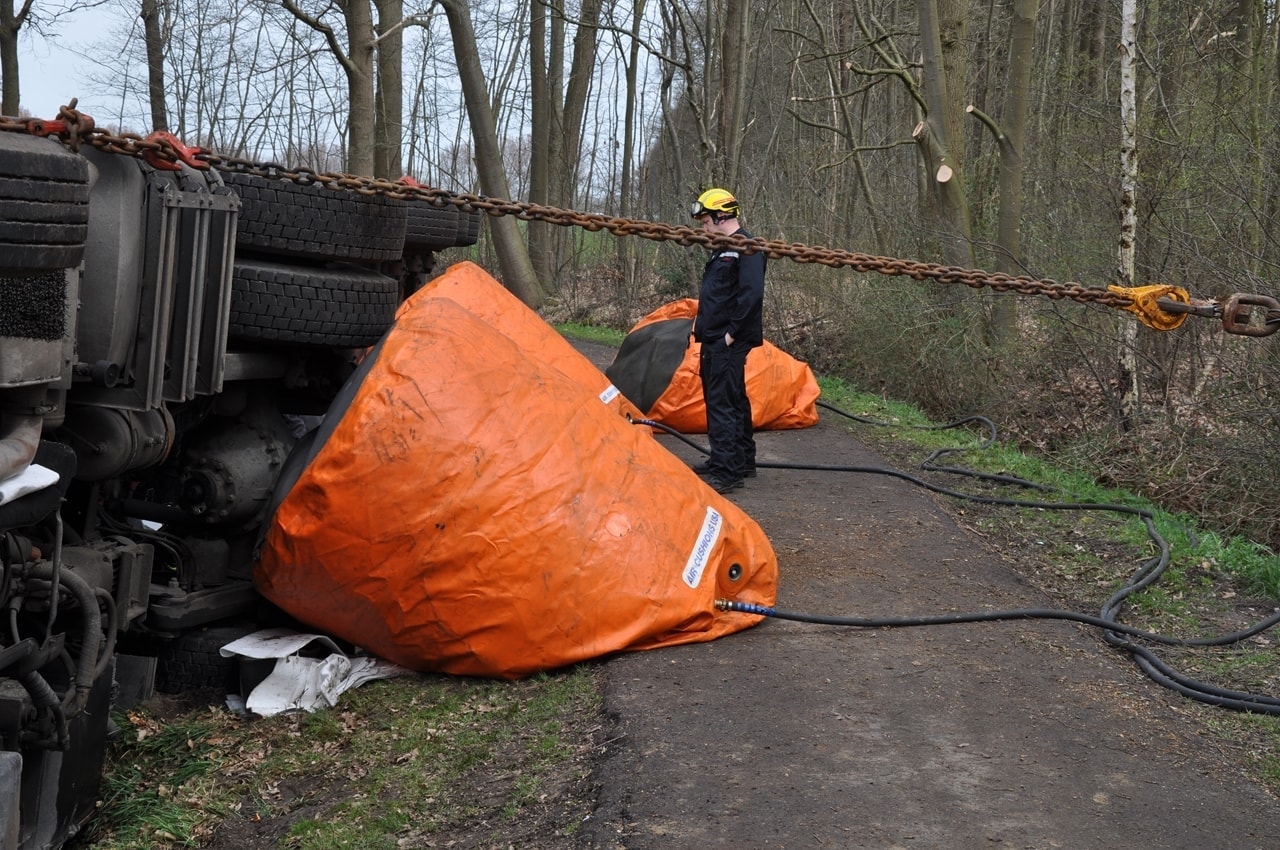 Verdere fase van de berging van een gekantelde vrachtwagen