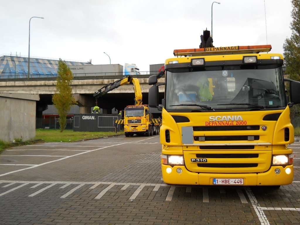 Plaatsen van een voertuig op een container met de kraanwagen