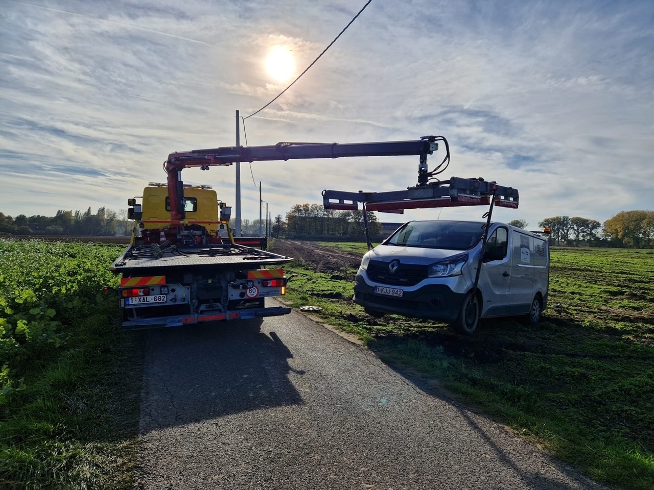 Takelinterventie met gele bergingswagen