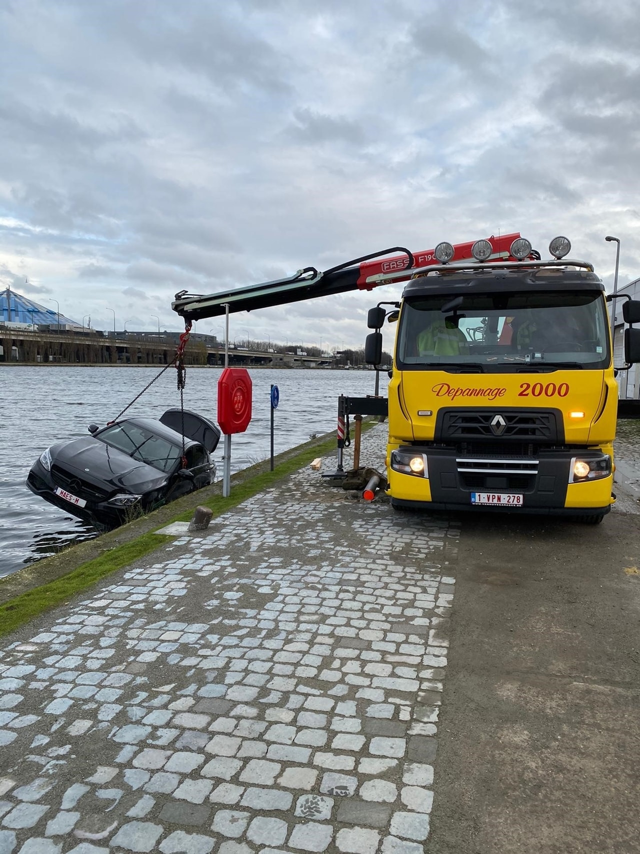 Takelwagen van Depannage 2000 in actie