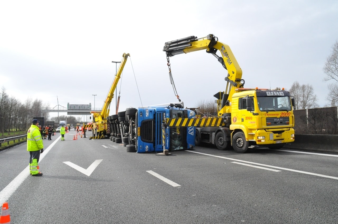 Actiebeeld van een interventie met een gele bergingswagen