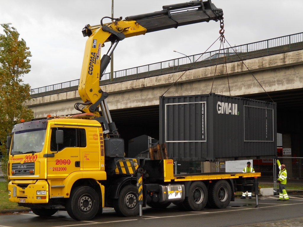 Slotbeeld van het plaatsen van een voertuig op een container