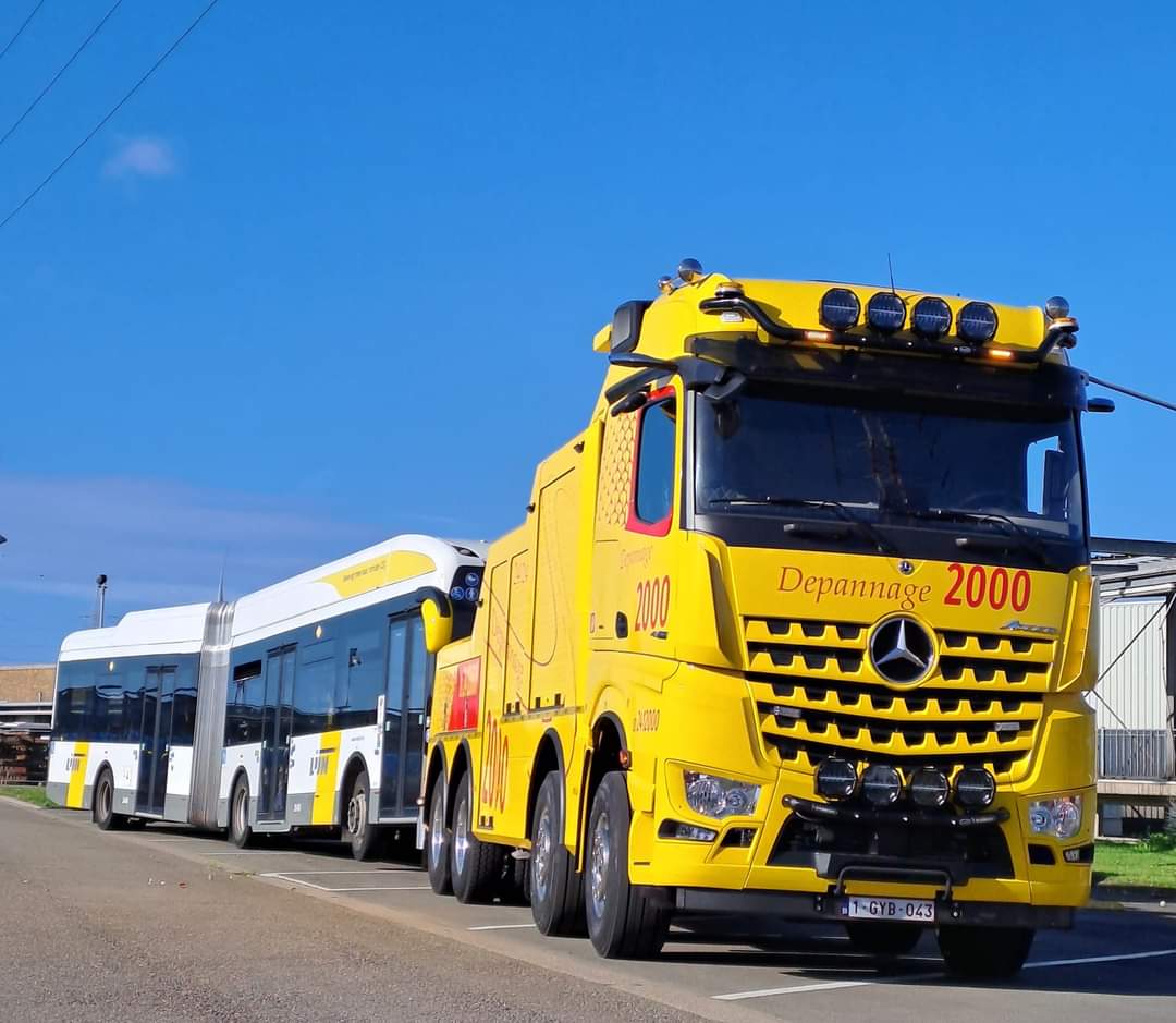 Grotere takelwagen die een zwaarder voertuig bergt