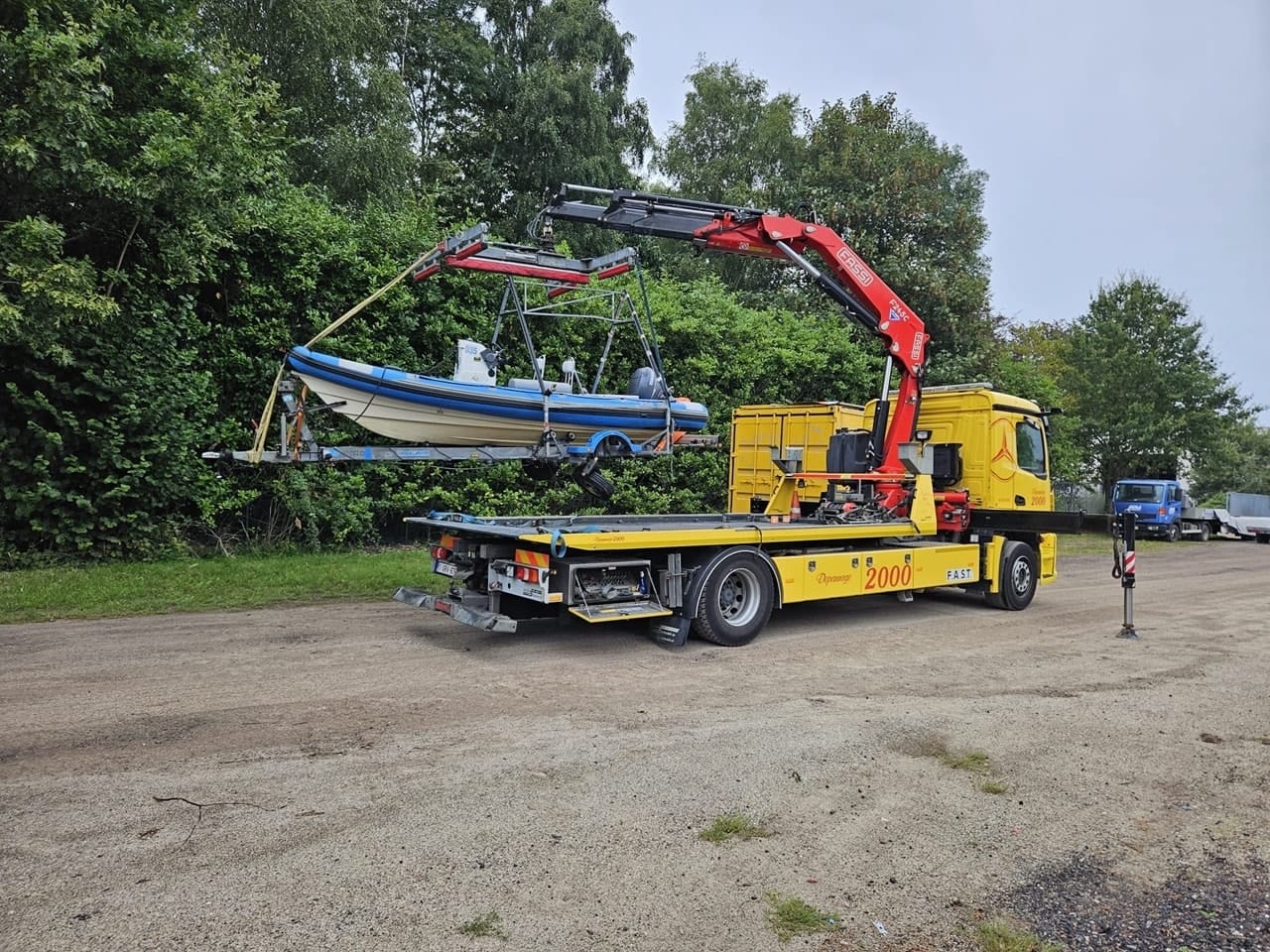 Takelwagen van Depannage 2000 in actie bij een interventie