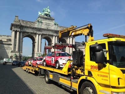 Transport van racewagens op een transporter