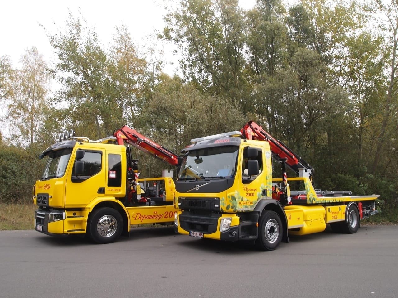 Gele takel- en kraanwagens van Depannage 2000 in actie op locatie