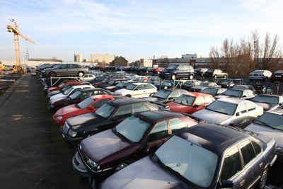 Gestalde wagens op het omheinde en bewaakte terrein van Depannage 2000