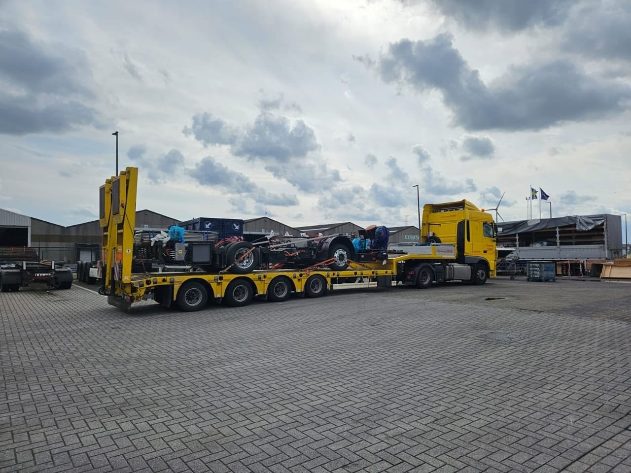Dieplader van Depannage 2000 met lage laadvloer