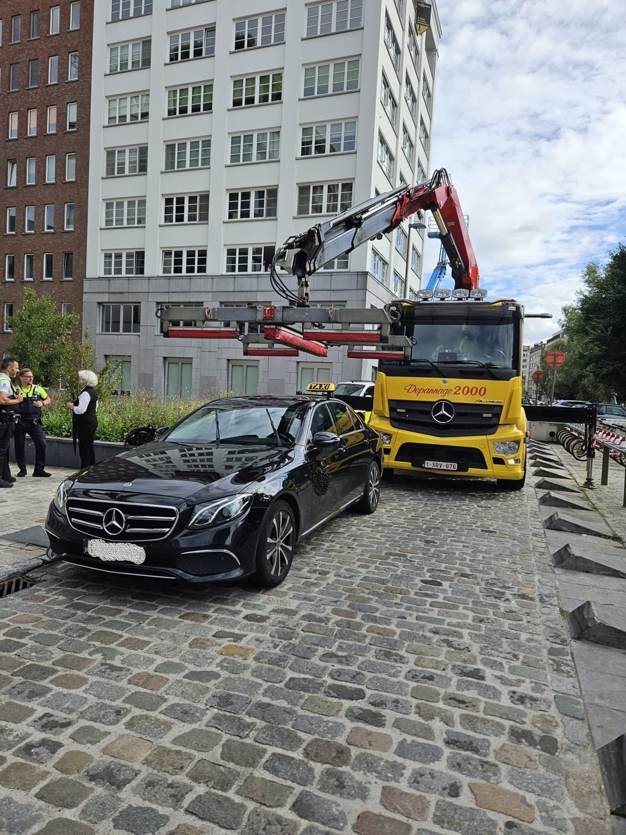 Gele takelwagen met laadkraan, vooraanzicht
