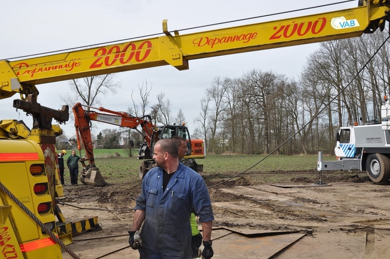 Bergingswerk aan een gekantelde vrachtwagen