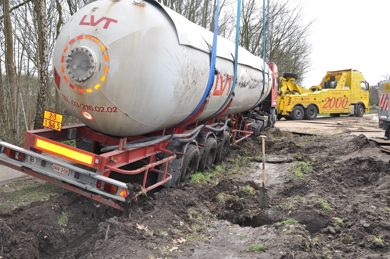 Slotfase van de berging van een gekantelde vrachtwagen