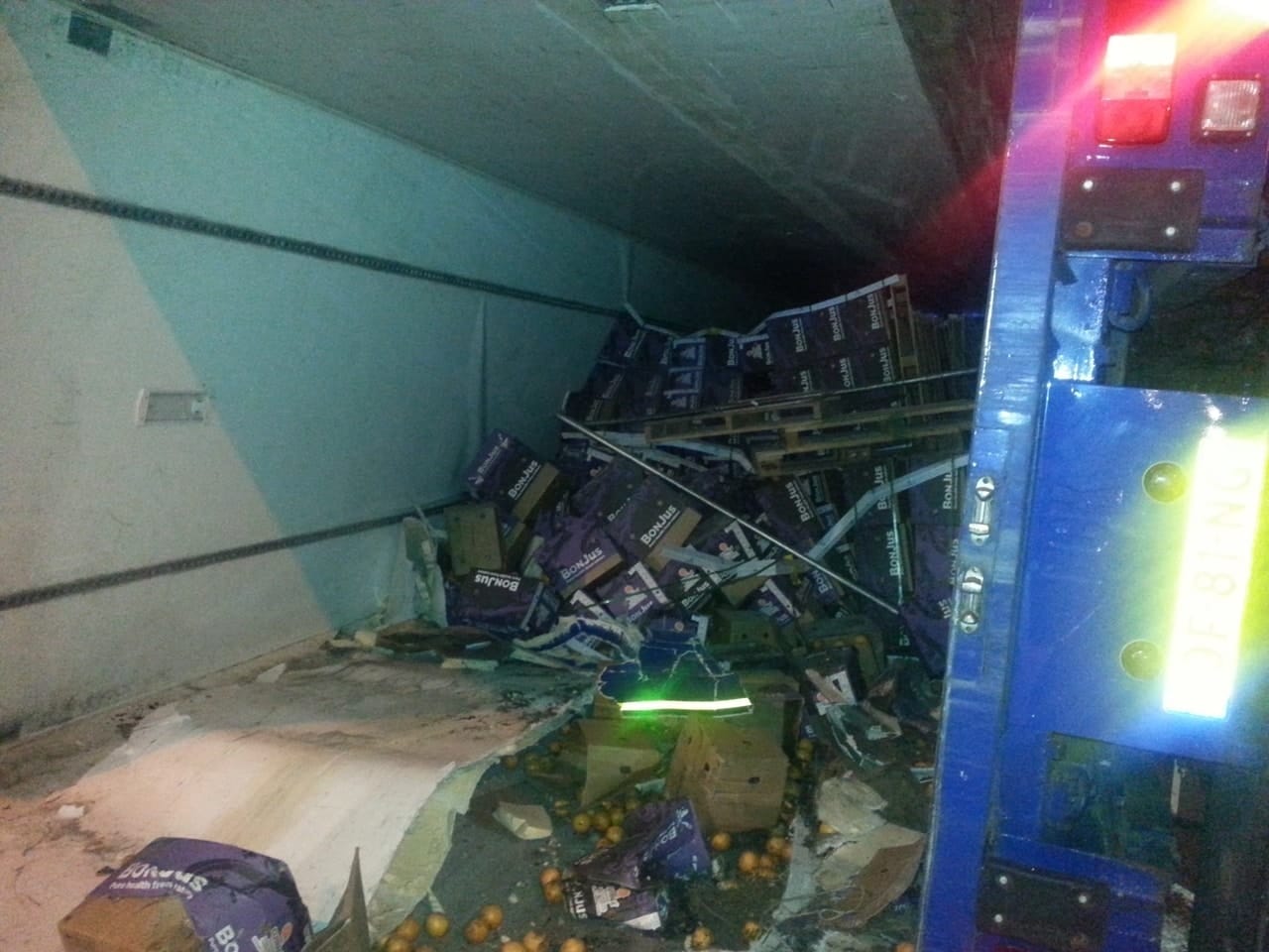 Bergingsploeg aan het werk bij ladingverlies