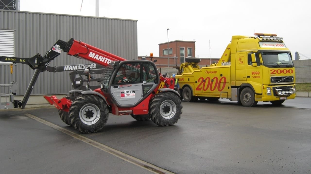 Berging van een verreiker (manitou) die in een put terechtkwam